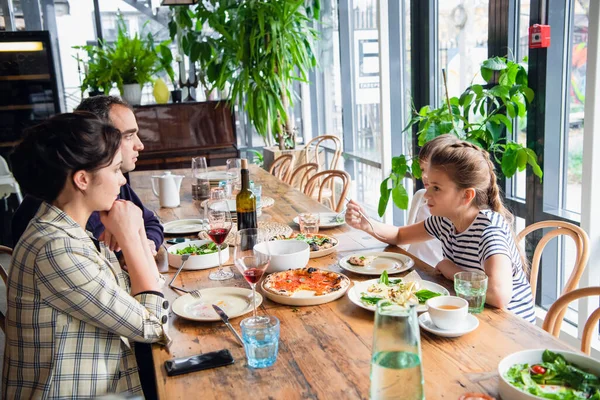 Een gezin van vier met een brunch in een café in het weekend — Stockfoto