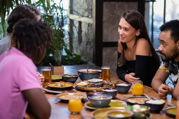Dubbele date in een café, twee multi-etnische koppels praten in een café — Stockfoto