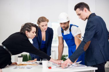 Ofisteki insanlar toplantı, iş, teknoloji ve ofis danışmanı