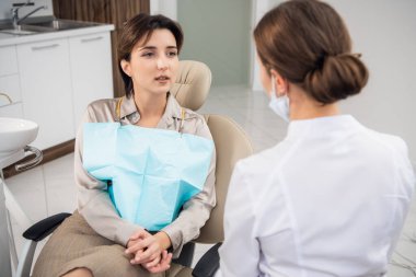 Esmer bir kız dişçide dişlerini kontrol ettirmeye geldi.