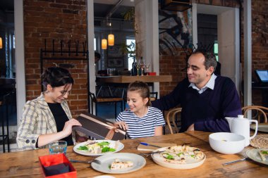 Bir aile annesini tebrik ediyor ve ona bir hediye veriyor.