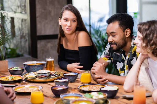 Middelbare scholieren lunchen in een modern café — Stockfoto