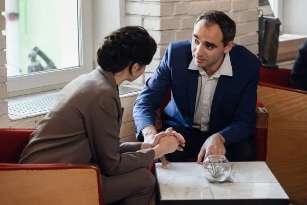 Business woman and business man having a meeting in a cafe — Stock Photo, Image