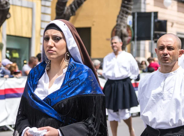 Mädchen mit den sardischen typischen Kostümen — Stockfoto