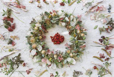 Beyaz arka planda pembe çiçekli, dallı ve yapraklı yuvarlak çerçeve. Düz uzan, üst görünüm