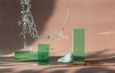 Cam, taş ve kuru çiçeklerin geometri bileşimi