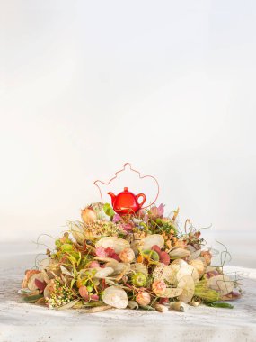 Beyaz arkaplanda yuva olan paskalya kompozisyonu