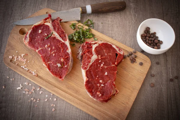 Dos Filetes Costilla Angus Negros Crudos Frescos Una Tabla Madera —  Fotos de Stock