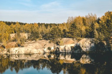 Güneş ışığı gölü berrak su ormanı dağları doğa parkı sonbahar manzarası ukraine