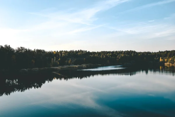 Światło Słoneczne Jezioro Jasne Woda Las Góry Natura Park Jesień — Zdjęcie stockowe