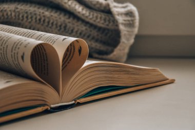 Açık kitap kalp sayfaları edebiyat