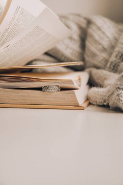 Alyans kitap sayfalarında. Mücevher.