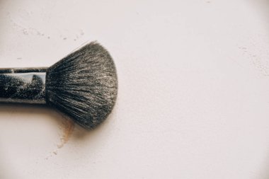 Fırça ve toz oluşturan