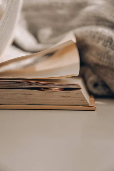 Anel Casamento Nas Páginas Livro Jóias — Fotografia de Stock