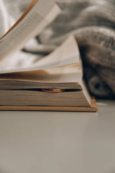 Anel Casamento Nas Páginas Livro Jóias — Fotografia de Stock