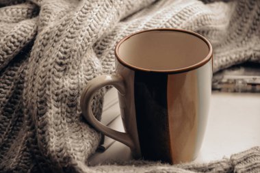 Süveter kahveli çay kupası sabahı.