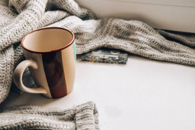 Süveter kahveli çay kupası sabahı.