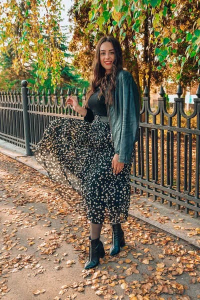 Młoda Kobieta Długimi Włosami Spacerująca Jesiennym Parku — Zdjęcie stockowe