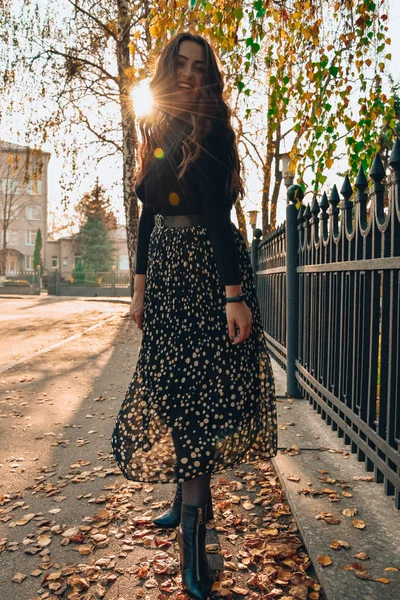 Sonbahar Parkında Yürüyen Uzun Saçlı Genç Bir Kadın — Stok fotoğraf