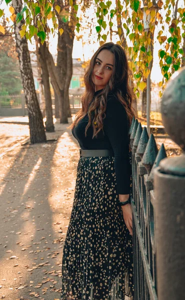 Молодая Женщина Длинными Волосами Гуляет Осеннем Парке — стоковое фото