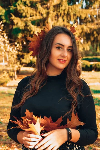 Молодая Женщина Длинными Волосами Гуляет Осеннем Парке — стоковое фото