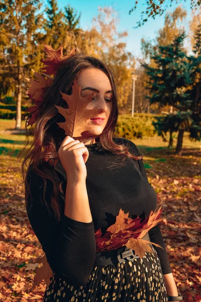 Giovane Donna Dai Capelli Lunghi Passeggia Nel Parco Autunnale — Foto Stock