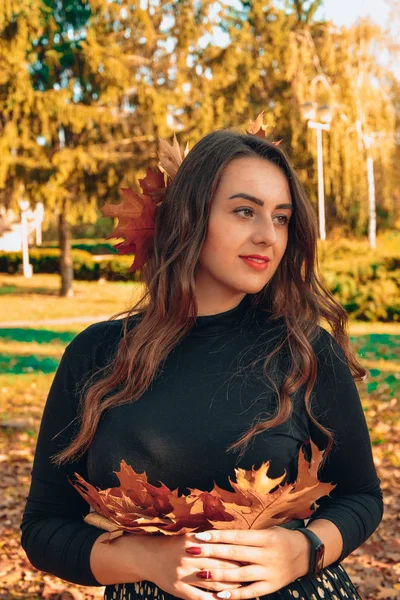 Giovane Donna Dai Capelli Lunghi Passeggia Nel Parco Autunnale — Foto Stock