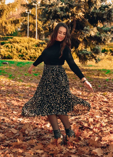 Jovem Mulher Com Cabelos Longos Andando Parque Outono — Fotografia de Stock