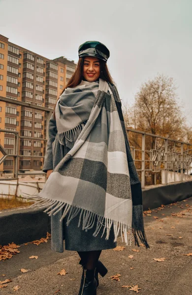 Mujer Joven Con Pelo Largo Caminando Parque Otoño —  Fotos de Stock