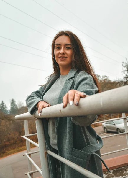 Giovane Donna Dai Capelli Lunghi Passeggia Nel Parco Autunnale — Foto Stock