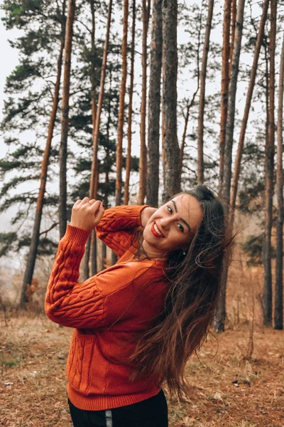 Dívka Podzimním Lese Strom — Stock fotografie