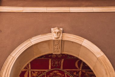 Mimarilerin yüzü ön cephede. 