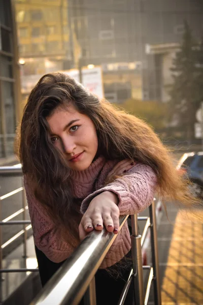 Giovane Donna Con Capelli Lunghi Maglione Autunno Parco Brunettainverno Freddo — Foto Stock