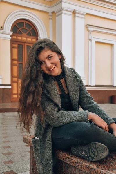 Giovane Donna Con Capelli Lunghi Autunno Parco Bruna — Foto Stock