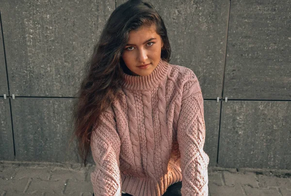 Mujer Joven Con Pelo Largo Suéter Otoño Parque Morenainvierno Frío —  Fotos de Stock