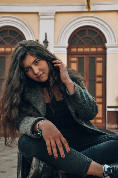 Jovem Mulher Com Cabelos Longos Outono Parque Morena — Fotografia de Stock