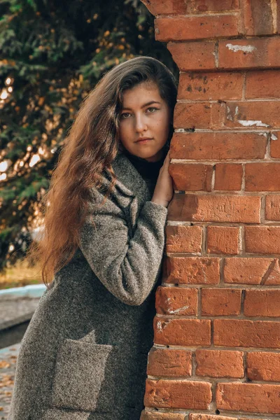 Mujer Joven Con Pelo Largo Otoño Parque Morena —  Fotos de Stock