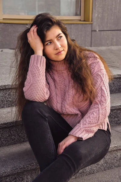 Jovem Mulher Com Cabelos Longos Sentado Nas Escadas Outono Parque — Fotografia de Stock