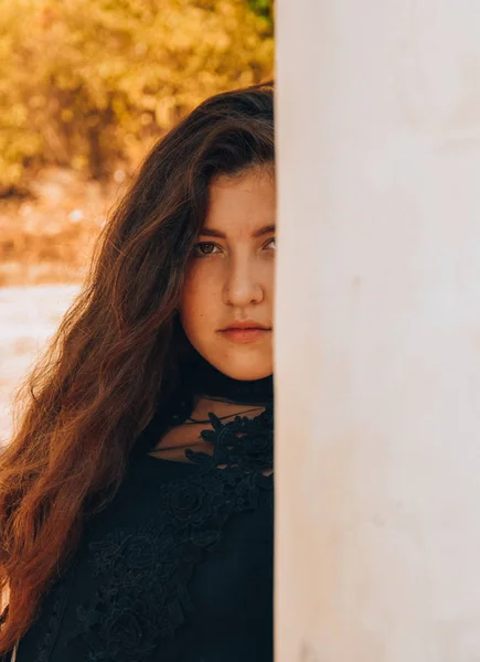 Jovem Mulher Com Cabelos Longos Outono Parque Morena — Fotografia de Stock