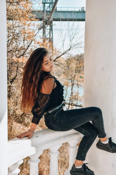 Молодая Женщина Длинными Волосами Брюнетке Осеннего Парка — стоковое фото