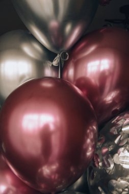 Birkaç pembe ve mor balon yakın çekim süslemeleri sunar.  