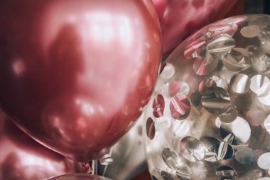 Birkaç pembe ve mor balon yakın çekim süslemeleri sunar.  
