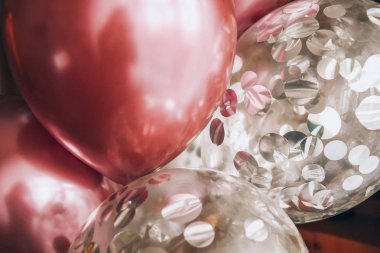 Birkaç pembe ve mor balon yakın çekim süslemeleri sunar.  