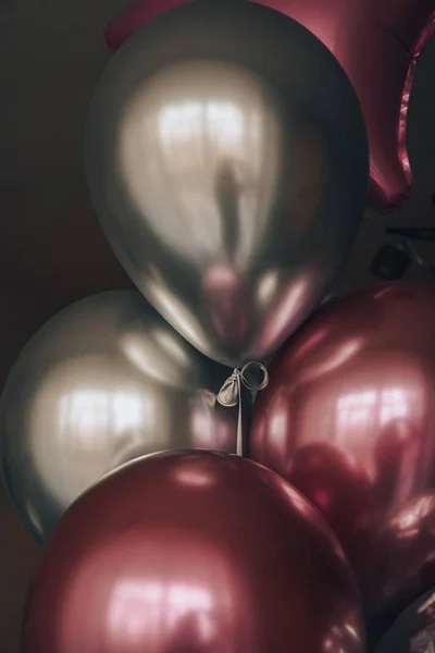 Några Rosa Och Lila Silver Ballonger Närbild Dekorationer Närvarande — Stockfoto