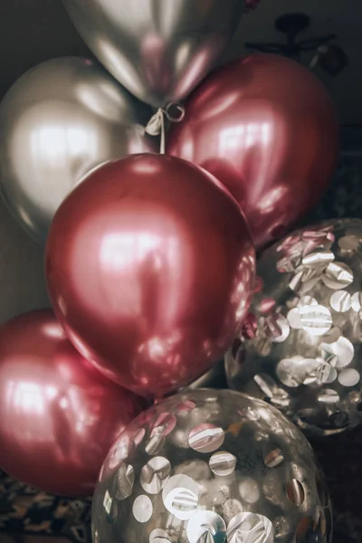Een Paar Roze Paarse Zilveren Ballonnen Closeup Decoraties Aanwezig — Stockfoto