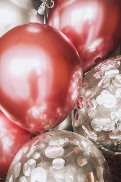Kilka Różowe Fioletowe Srebrne Balony Zbliżenie Dekoracje Obecne — Zdjęcie stockowe