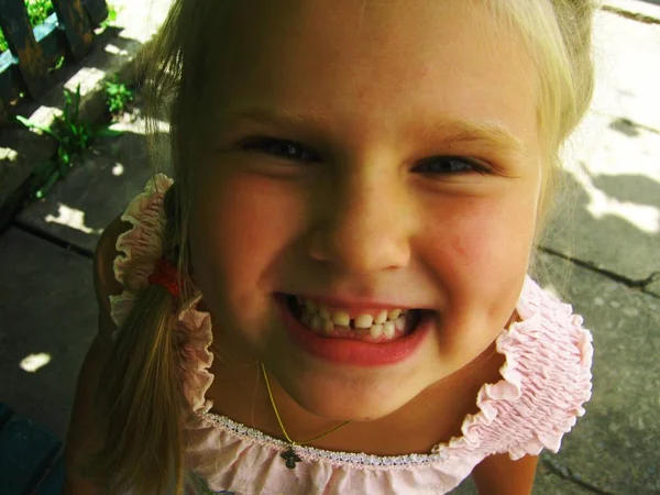 Criança Menina Loira Sorrindo Feliz Retrato Dentes — Fotografia de Stock