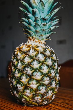 Beyaz arka planda taze ananas