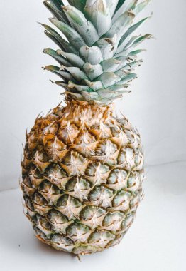 Beyaz arka planda taze ananas