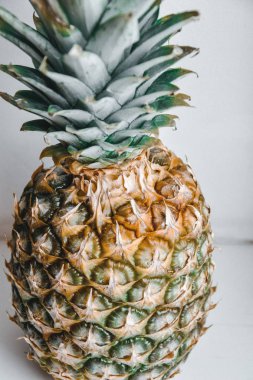 Beyaz arka planda taze ananas